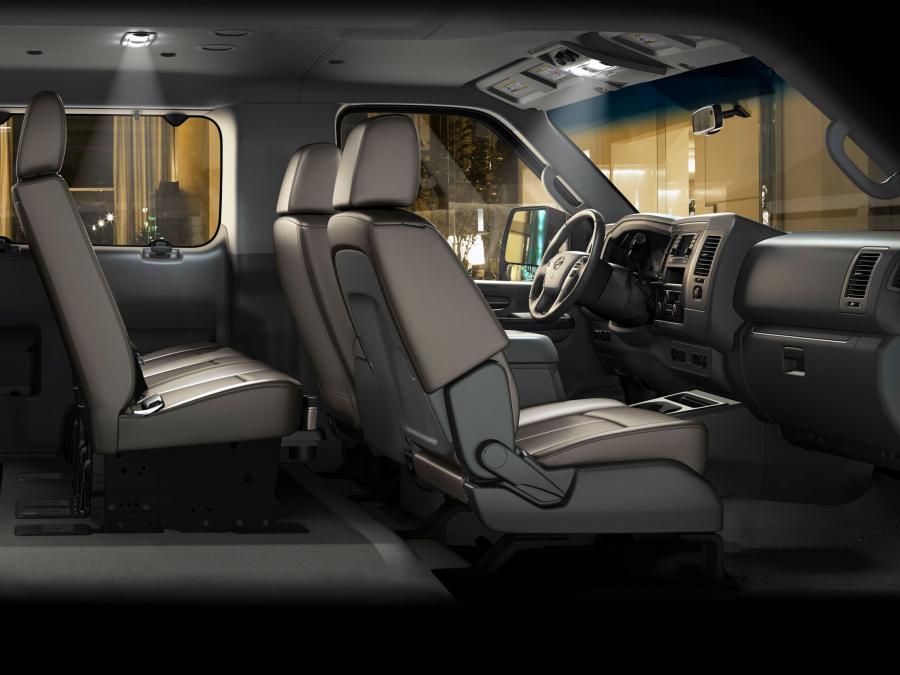  Nissan NV3500 HD Passenger Van 2011 года  (фото 3 из 8)